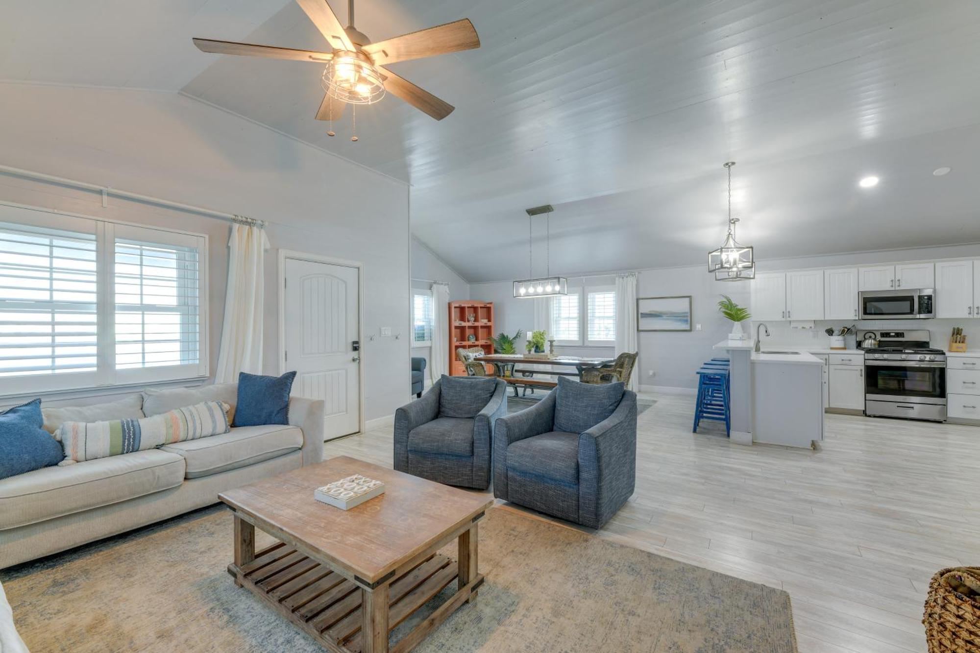 Trendy Port Aransas Home With Private Pool And Deck! 외부 사진